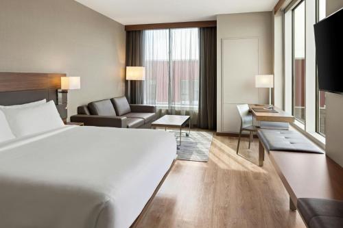 Postel nebo postele na pokoji v ubytování AC Hotel by Marriott Minneapolis West End