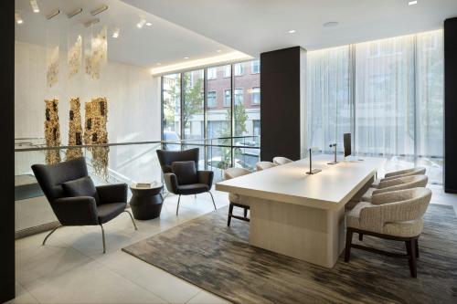 Un lugar para sentarse en AC Hotel San Rafael Downtown