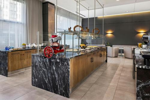 Kuchyň nebo kuchyňský kout v ubytování AC Hotel by Marriott Minneapolis West End