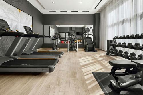 Fitness centrum a/nebo fitness zařízení v ubytování AC Hotel by Marriott Minneapolis West End