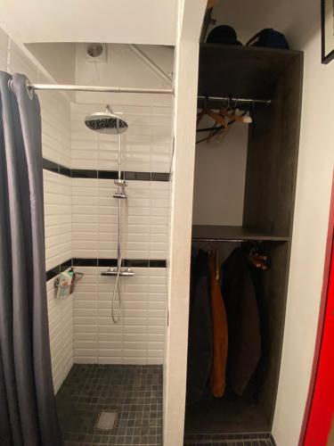 Photo de la galerie de l'établissement Chambre chez l'habitant avec salle de bain privative, à Saint-Ouen