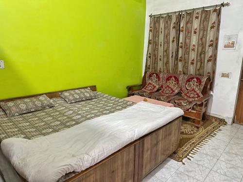 Postel nebo postele na pokoji v ubytování Cosy Homestay 600m from Kumbh No Vehicle Zone