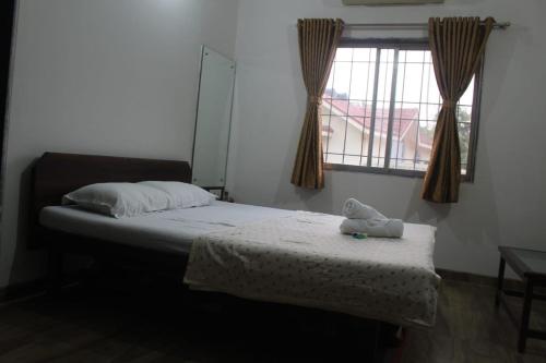 Ένα ή περισσότερα κρεβάτια σε δωμάτιο στο Beautiful and luxurious 3 BHK villa with Swimming pool and kitchen for upto 20 people near beach