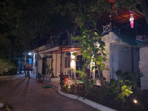 Κήπος έξω από το Beautiful and luxurious 3 BHK villa with Swimming pool and kitchen for upto 20 people near beach