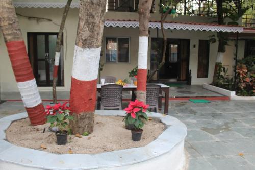 Κήπος έξω από το Beautiful and luxurious 3 BHK villa with Swimming pool and kitchen for upto 20 people near beach
