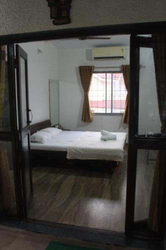 Ένα ή περισσότερα κρεβάτια σε δωμάτιο στο Beautiful and luxurious 3 BHK villa with Swimming pool and kitchen for upto 20 people near beach