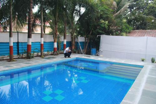 Πισίνα στο ή κοντά στο Beautiful and luxurious 3 BHK villa with Swimming pool and kitchen for upto 20 people near beach