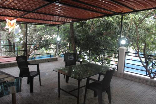 Πισίνα στο ή κοντά στο Beautiful and luxurious 3 BHK villa with Swimming pool and kitchen for upto 20 people near beach