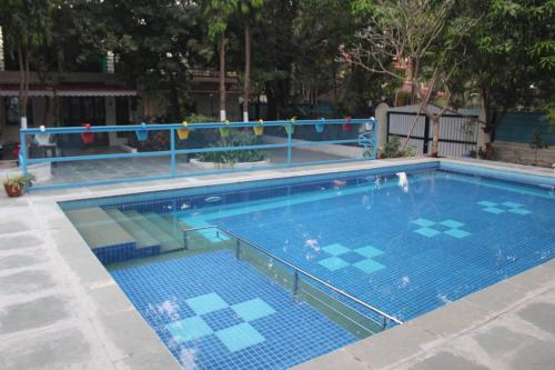 Πισίνα στο ή κοντά στο Beautiful and luxurious 3 BHK villa with Swimming pool and kitchen for upto 20 people near beach
