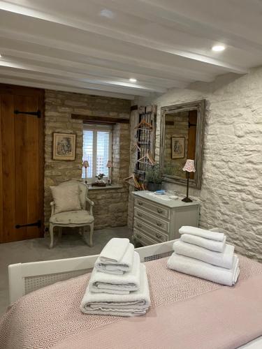 Postel nebo postele na pokoji v ubytování 3 BEDROOM 5* BARN CONVERSION COTSWOLDS