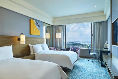 Postel nebo postele na pokoji v ubytování Renaissance Johor Bahru Hotel