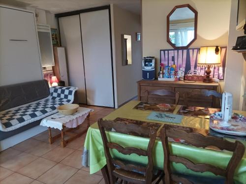 un salon avec une table et un canapé dans l'établissement Plaisir a la mer B, à Bernières-sur-Mer