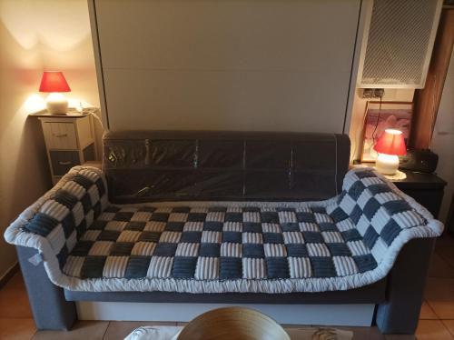 - un lit dans une pièce avec deux lampes dans l'établissement Plaisir a la mer B, à Bernières-sur-Mer