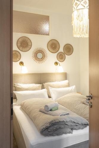 two beds sitting next to each other in a bedroom at Sonnige Auszeit - Exotisches Flair in Löbau