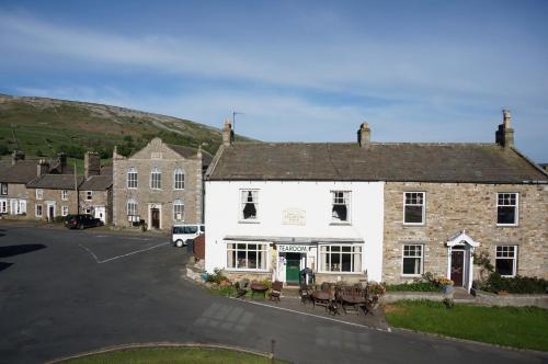 una vista aérea de la posada en la colina en Ivy Cottage Bed & Breakfast, en Reeth
