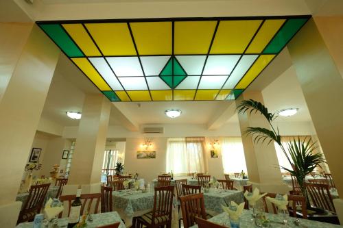 Ein Restaurant oder anderes Speiselokal in der Unterkunft Hotel Mazzocca 