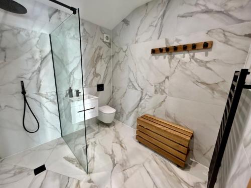 Et badeværelse på Four Bedroom House With Private Pool - Stunning countryside location with parking close to Chester City Centre