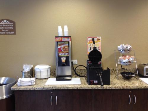 Příslušenství pro přípravu čaje a kávy v ubytování Microtel Inn & Suites By Wyndham Mineral Wells/Parkersburg