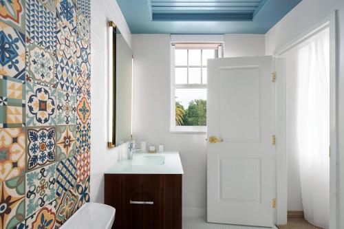 Un baño de Fenway Hotel, Autograph Collection