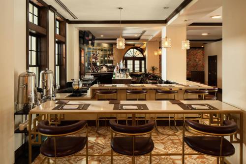 Un restaurante u otro lugar para comer en Fenway Hotel, Autograph Collection