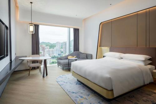 Renaissance Zhuhai Hotelにあるベッド