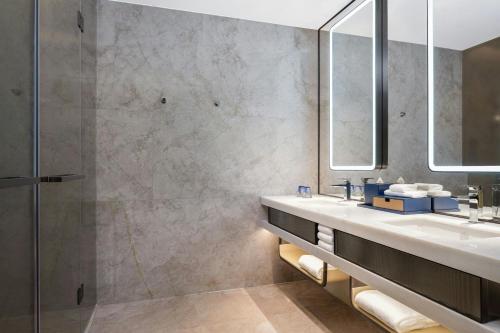 Renaissance Zhuhai Hotelにあるバスルーム