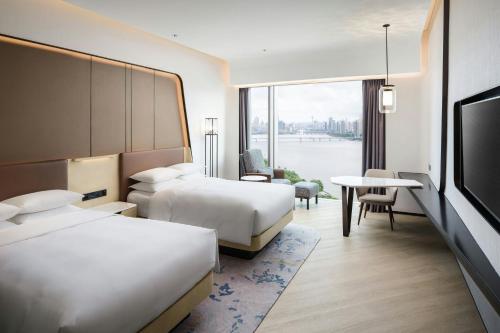 Renaissance Zhuhai Hotelにあるベッド