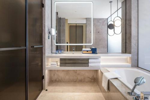 Renaissance Zhuhai Hotelにあるバスルーム