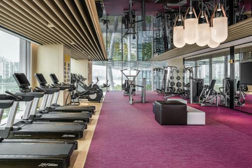 Renaissance Zhuhai Hotelにあるフィットネスセンターまたはフィットネス設備