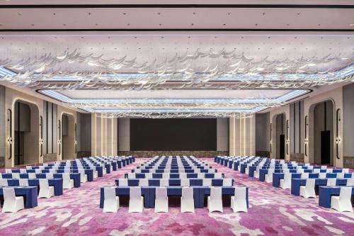 Renaissance Zhuhai Hotelにあるビジネスエリアまたは会議室