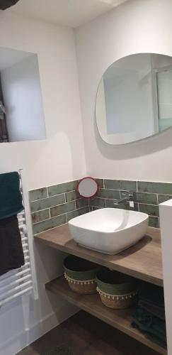 une salle de bain avec un lavabo blanc et un miroir dans l'établissement Le Petit Suc, à Centrès