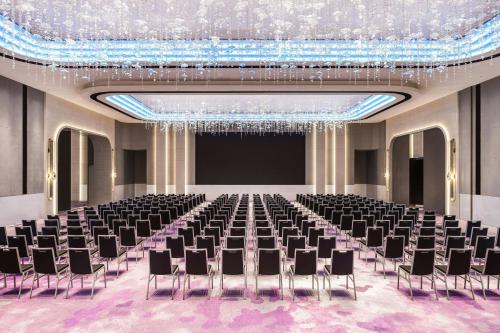 Renaissance Zhuhai Hotelにあるビジネスエリアまたは会議室