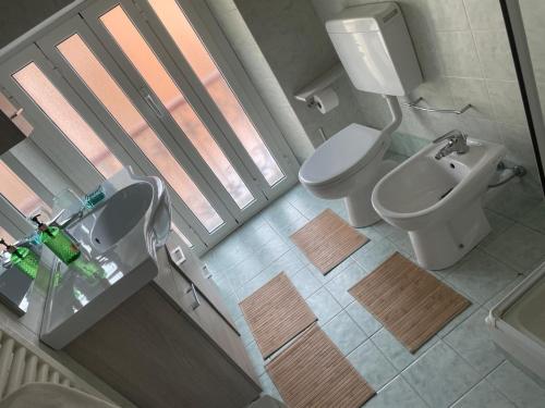 an overhead view of a bathroom with a toilet and a sink at House Gaudio 38 in Sanremo