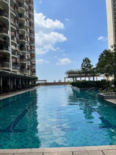 a swimming pool in the middle of a building at Bayfront 1BR Condo in Pasay Manila with Wi-Fi, Netflix & Pool Access, Near NAIA Airport, Mall of Asia, OKADA, CCP & PICC in Manila