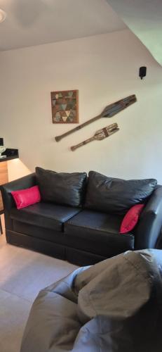 - un canapé en cuir noir dans le salon dans l'établissement Flat Moderno Pé na Areia no Cumbuco Piscina e Localização Perfeitas Eco Paradise, à Caucaia