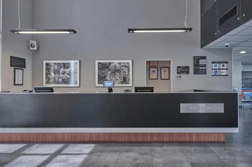 a lobby with a reception desk in a building at City Express by Marriott Ciudad de México Plaza Central in Mexico City
