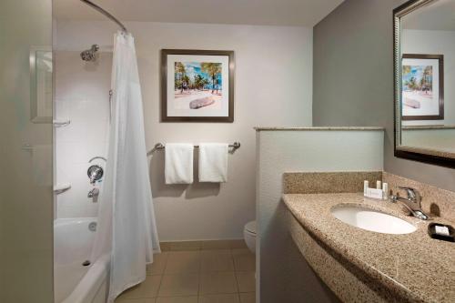 デイニア・ビーチにあるCourtyard by Marriott Fort Lauderdale Airport & Cruise Portの洗面台、トイレ、シャワー付きのバスルーム