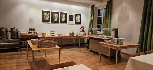 Příslušenství pro přípravu čaje a kávy v ubytování Gäste- und Tagungshaus der Abtei Niederaltaich, Erholung, Entspannung, Besinnung, Auszeit und Entschleunigung, Byzantinische Kirche,