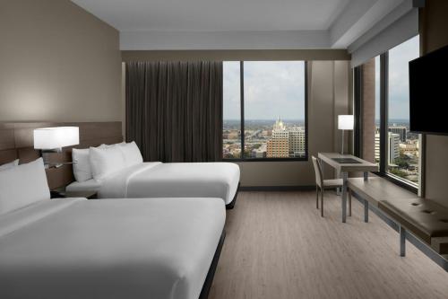 Кровать или кровати в номере AC Hotel by Marriott San Antonio Riverwalk