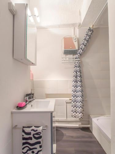 une petite salle de bain avec un lavabo et une baignoire dans l'établissement A 4 mn de Grenette Hypercentre, à Grenoble