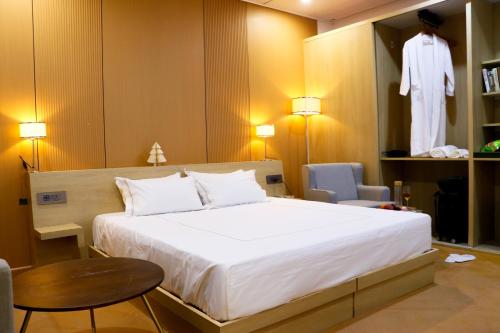 Postel nebo postele na pokoji v ubytování Saser Resort & Wellness