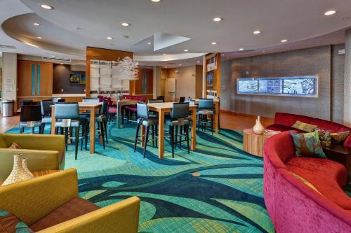 TV a/nebo společenská místnost v ubytování SpringHill Suites by Marriott Wichita Airport