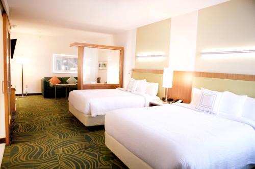Postel nebo postele na pokoji v ubytování SpringHill Suites by Marriott Wichita Airport
