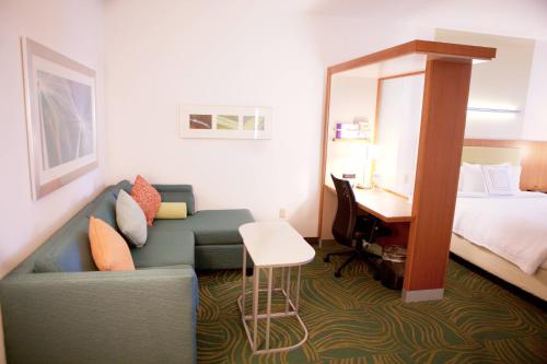 Postel nebo postele na pokoji v ubytování SpringHill Suites by Marriott Wichita Airport