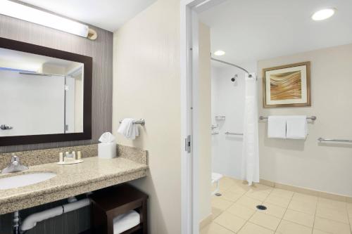 Ένα μπάνιο στο Courtyard by Marriott St. Augustine I-95