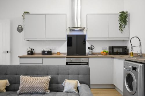 Köök või kööginurk majutusasutuses Ideal Lodgings In Urmston