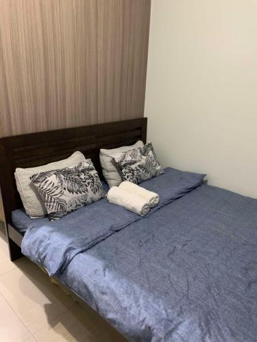 マニラにあるVSV Luxury Family Suite staycation Moa shore2 tower2 unit 1122のベッド(青いシーツ、枕付)