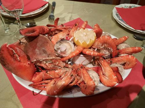 une plaque de homard et de viande sur une table dans l'établissement Proche Vendee La maison du Bonheur, à Fresnay-en-Retz
