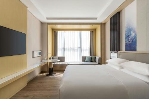 Ένα ή περισσότερα κρεβάτια σε δωμάτιο στο Courtyard by Marriott Shanwei Haifeng