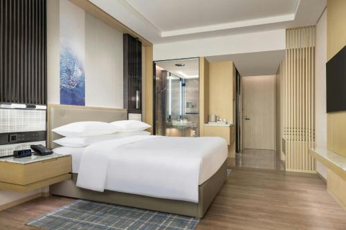 Ένα ή περισσότερα κρεβάτια σε δωμάτιο στο Courtyard by Marriott Shanwei Haifeng